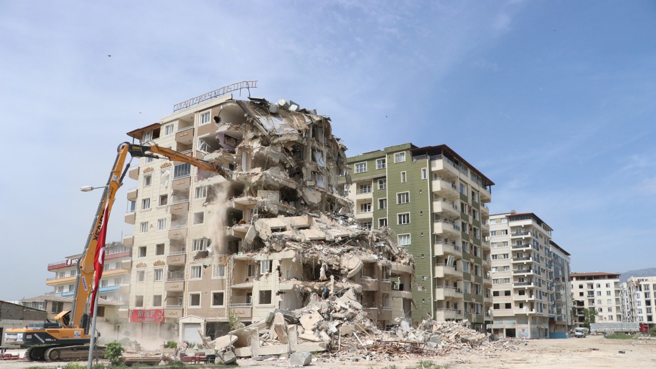 Deprem bölgesi Hatay’da bina yıkım ve enkaz kaldırma çalışmaları sürüyor