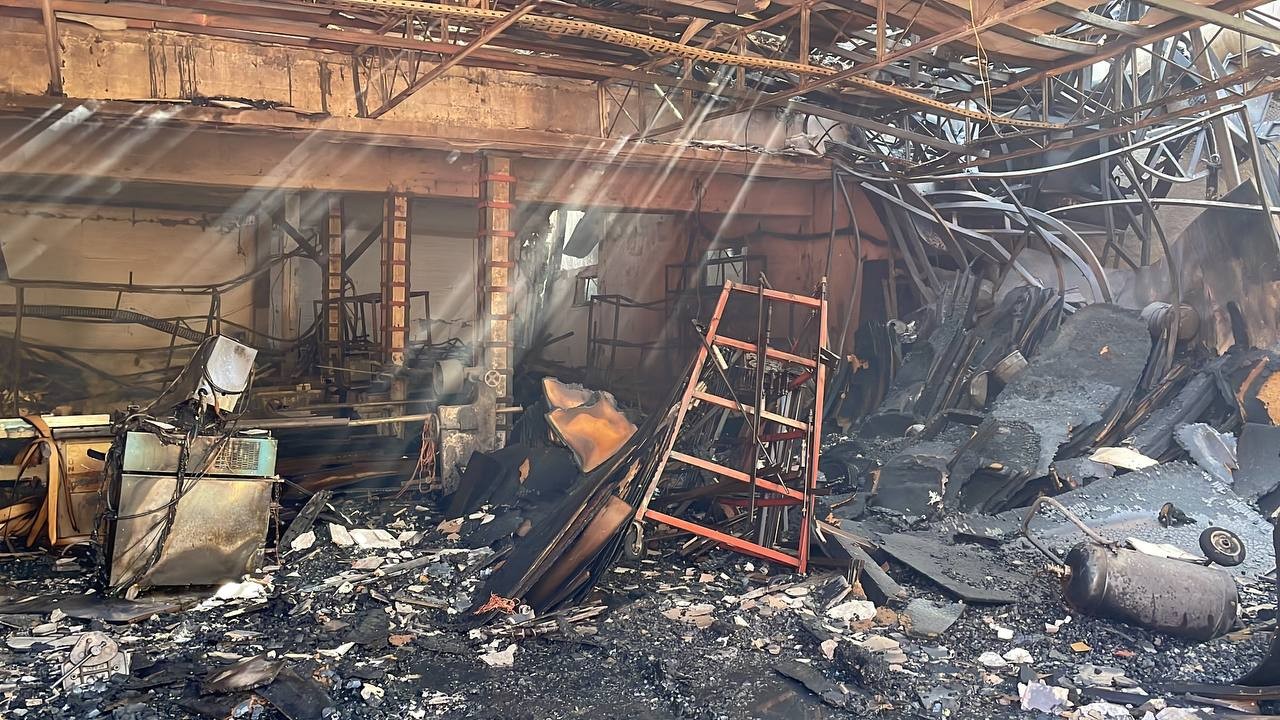 Mobilya fabrikasındaki yangında tavan çöktü! Biri itfaiye eri 4 kişi öldü