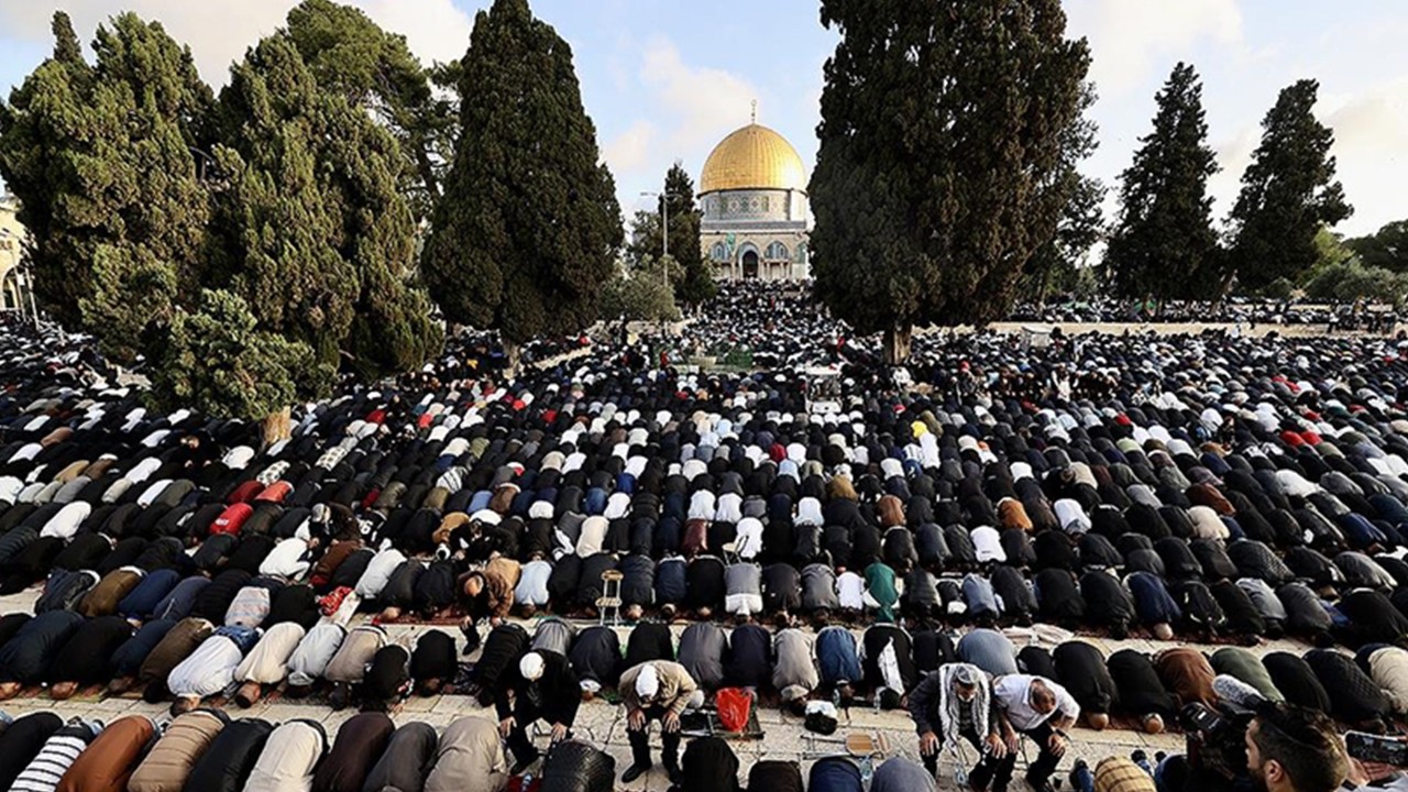 Mescid-i Aksa'da yaklaşık 120 bin Müslüman bayram namazını kıldı