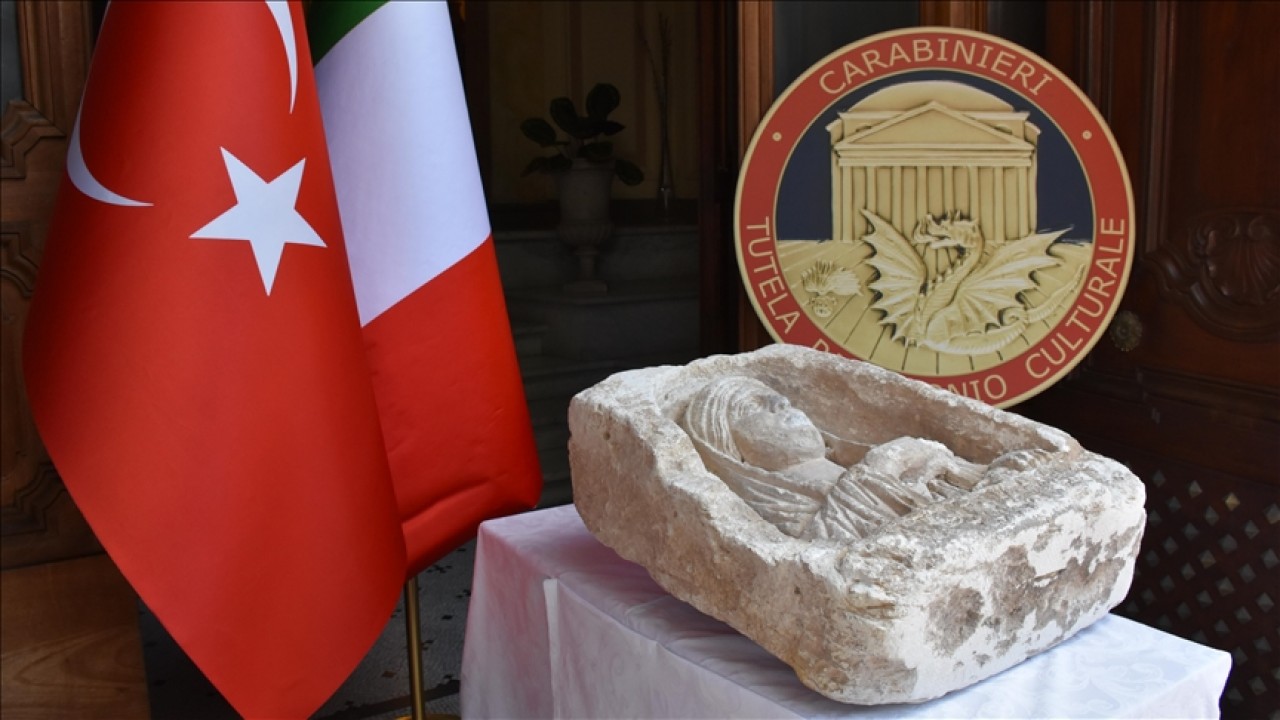 Zeugma’dan kaçırılan tarihi mezar steli Türkiye’nin Roma Büyükelçiliğine teslim edildi