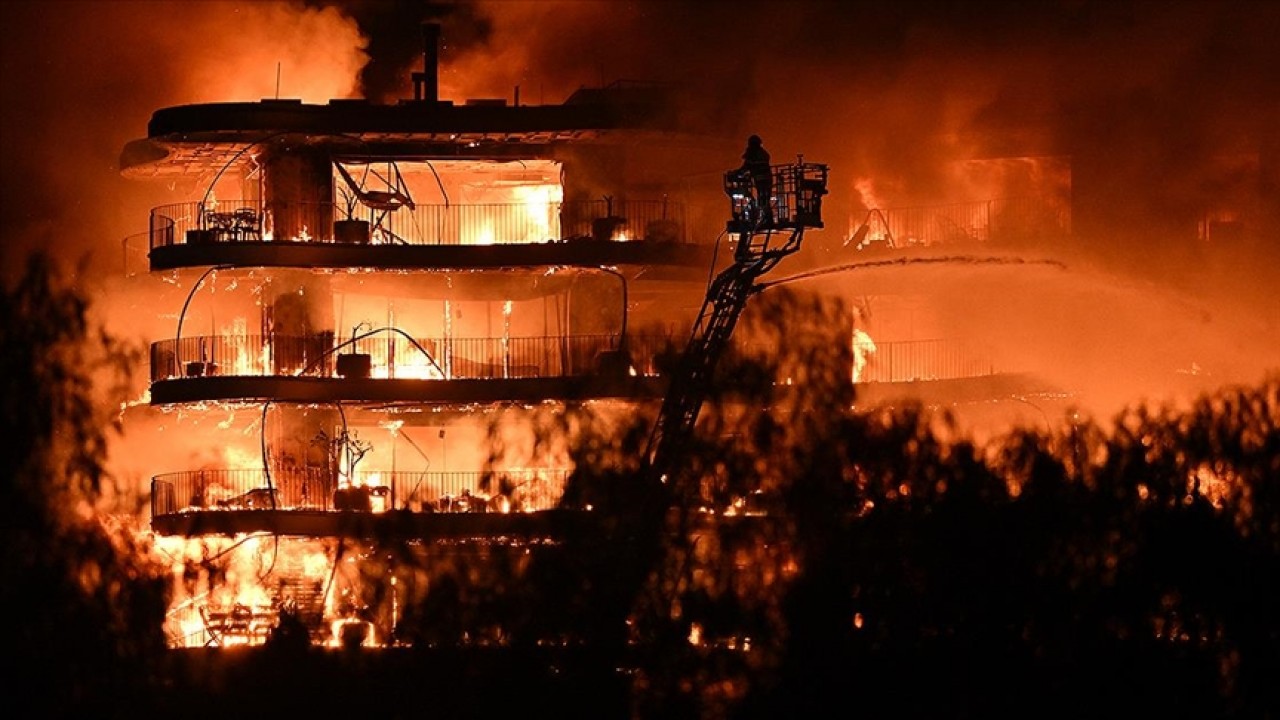 İzmir'de sitede çıkan yangınla ilgili deliller toplanacak