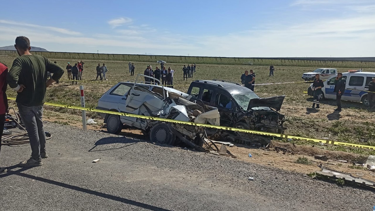 Konya'da feci kaza: Ticari araç ile otomobil çarpıştı: 5 ölü, 2 yaralı
