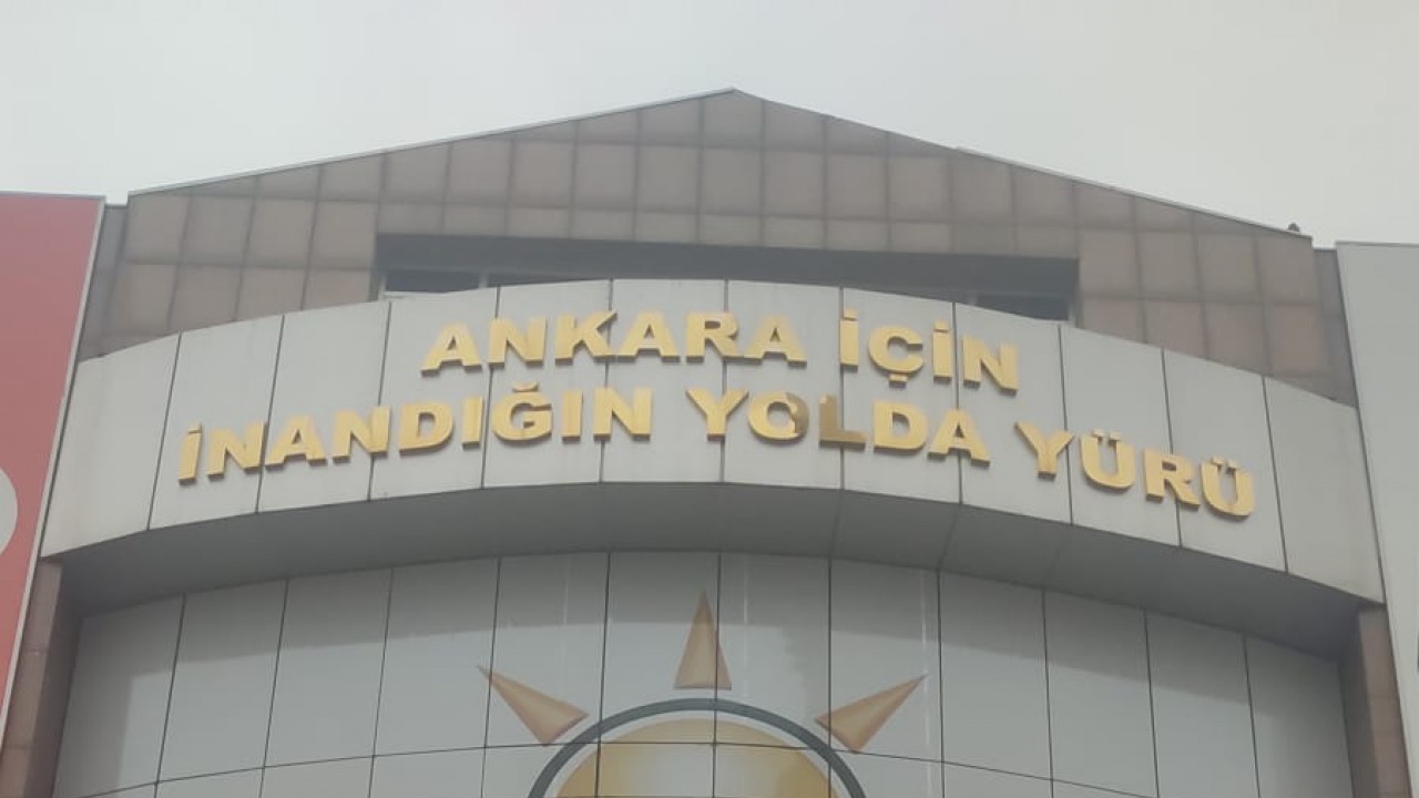 AK Parti Ankara İl Başkanlığı'na taşlı saldırı