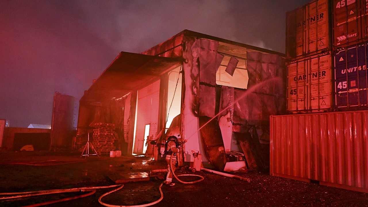 2 bin metrekare alana kurulu lojistik deposunda çıkan yangın söndürüldü