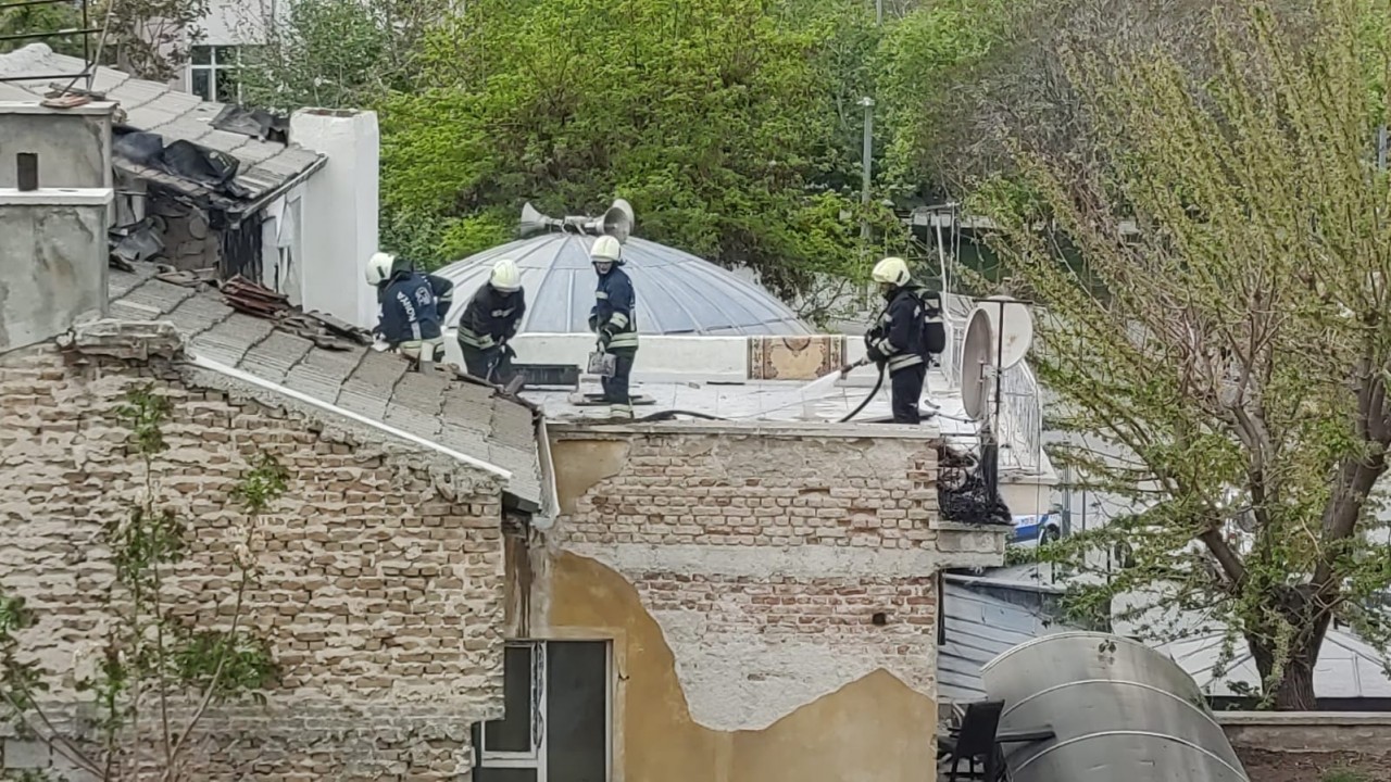 Konya'da bir evin çatı katında yangın çıktı: İşte sebebi