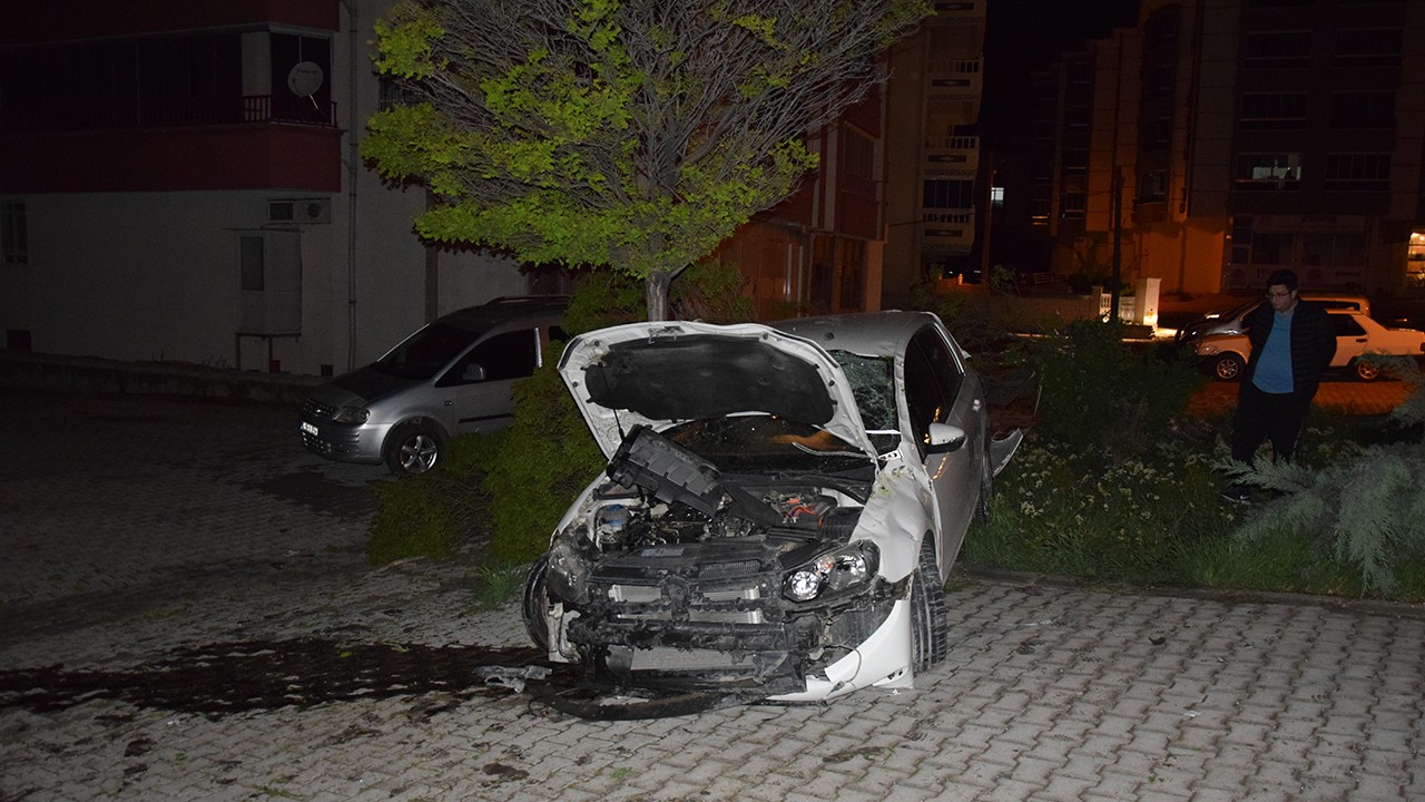 Konya'da önce yayaya çarptı sonra ağaca çarparak durdu: 3 yaralı