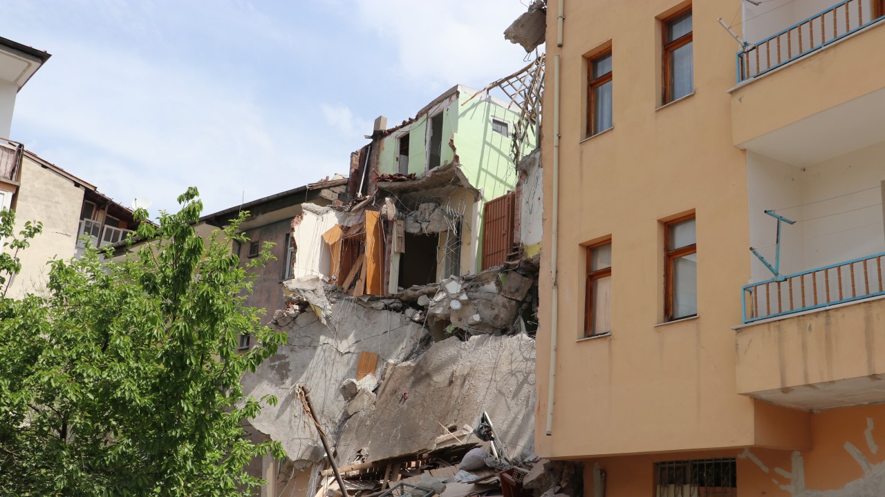 Ağır hasarlı 4 katlı binanın bir kısmı çöktü