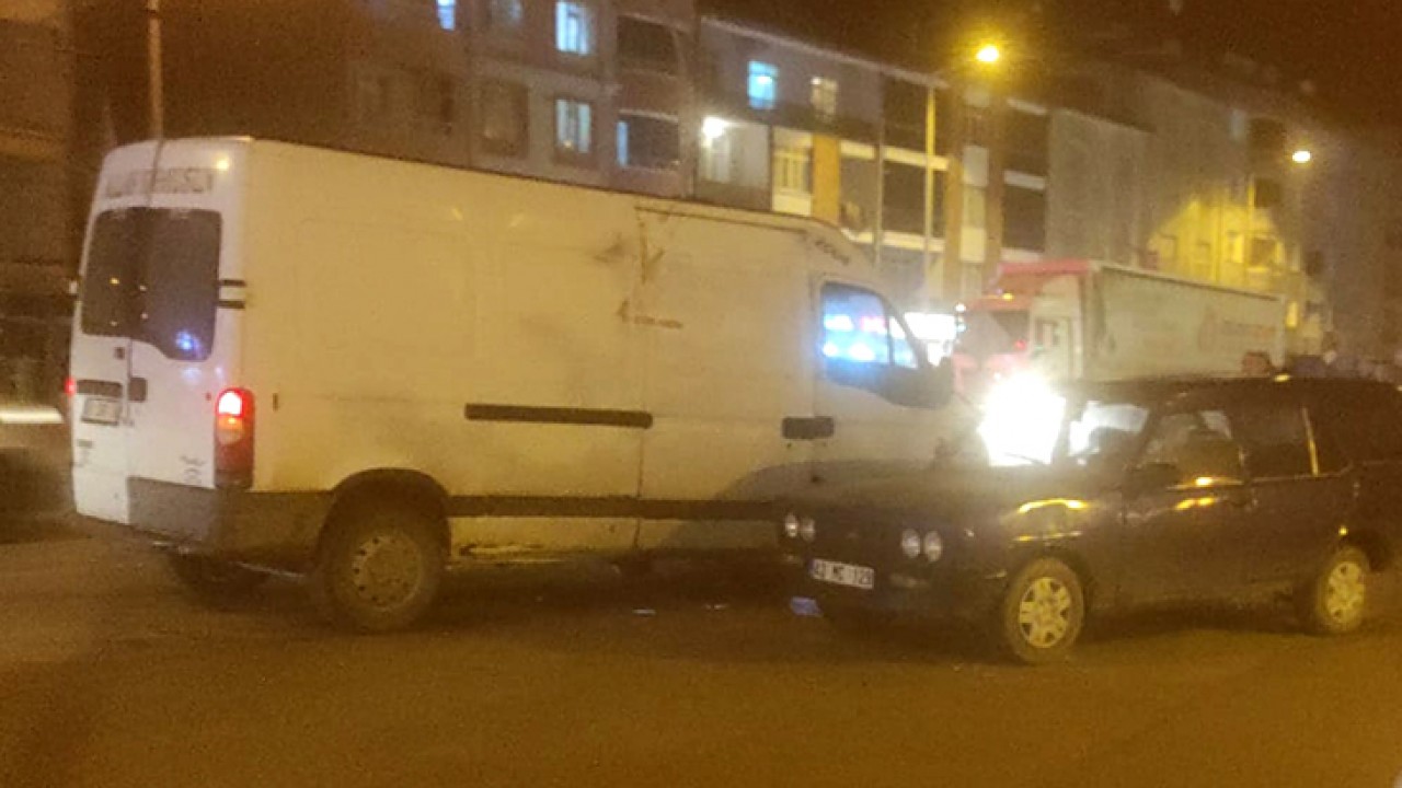 Konya'da minibüs ile otomobil çarpıştı: 5'i çocuk 9 yaralı