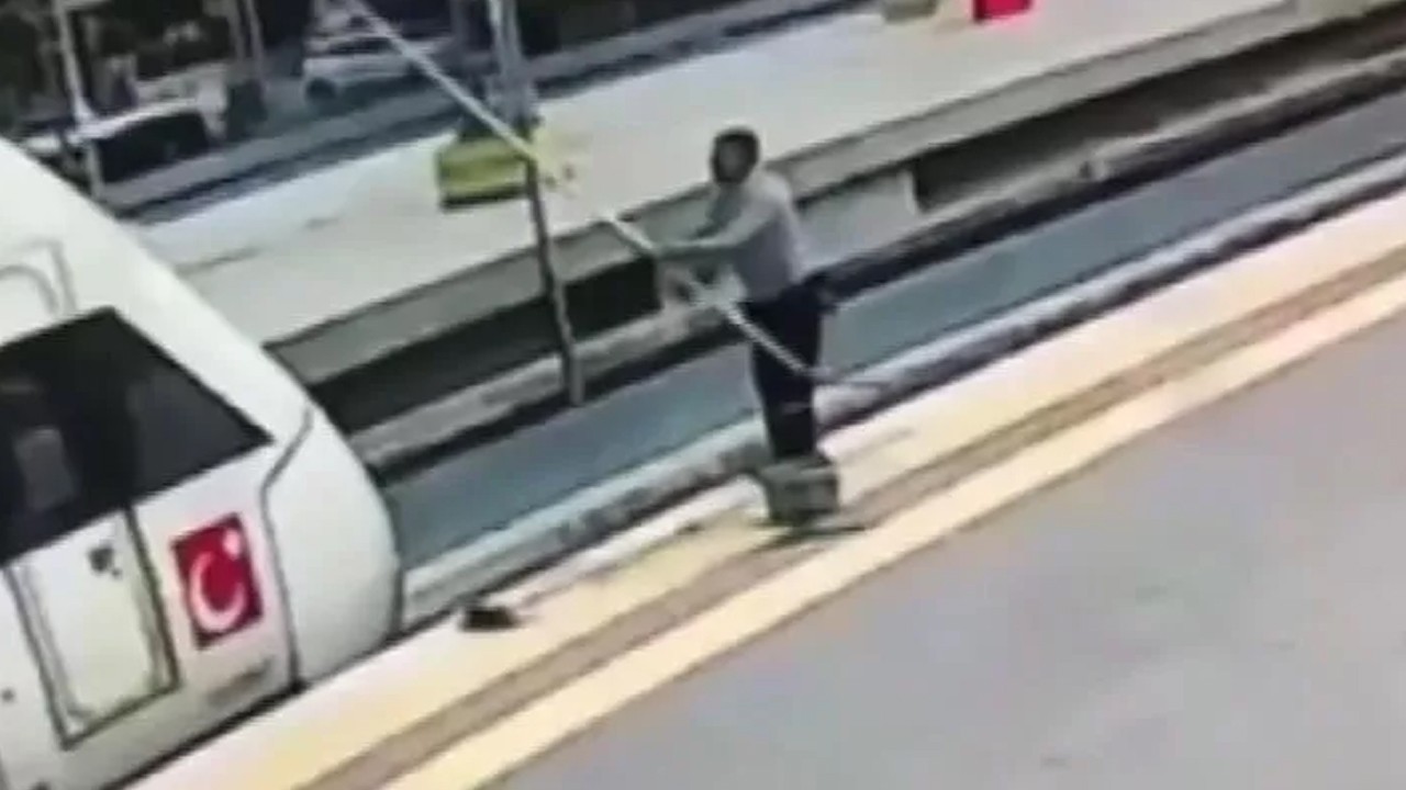 Treni temizleyen işçi yüksek akıma kapıldı! Korku dolu anlar kamerada