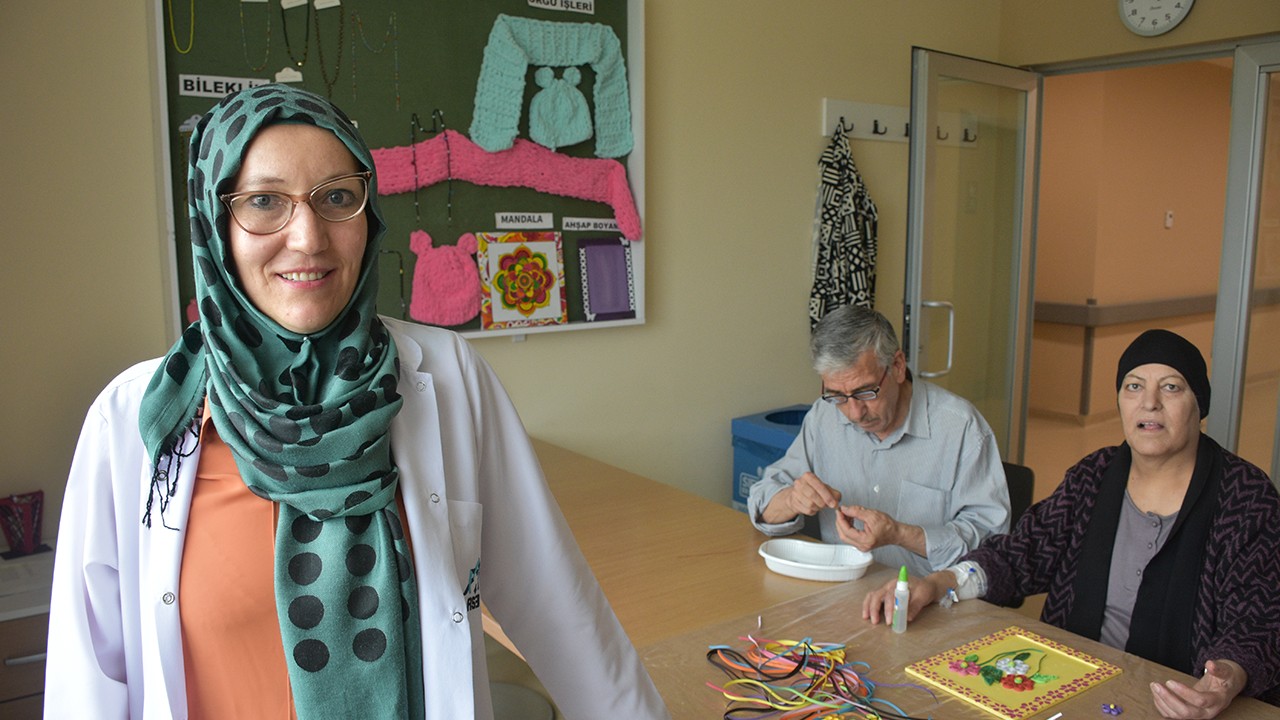 Konya'daki Büşra öğretmen hem annesine hem kanser hastalarına umut oluyor