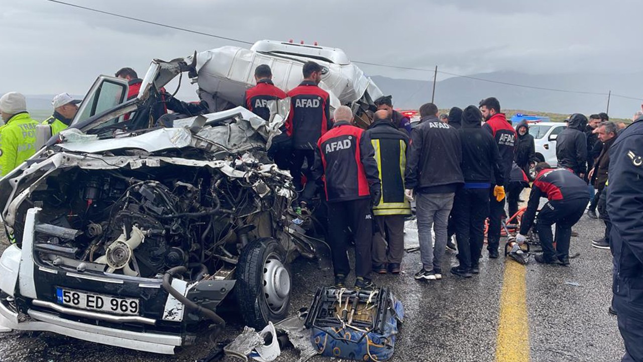 Tır ile yolcu minibüsü çarpıştı: Kazada 4 kişi öldü