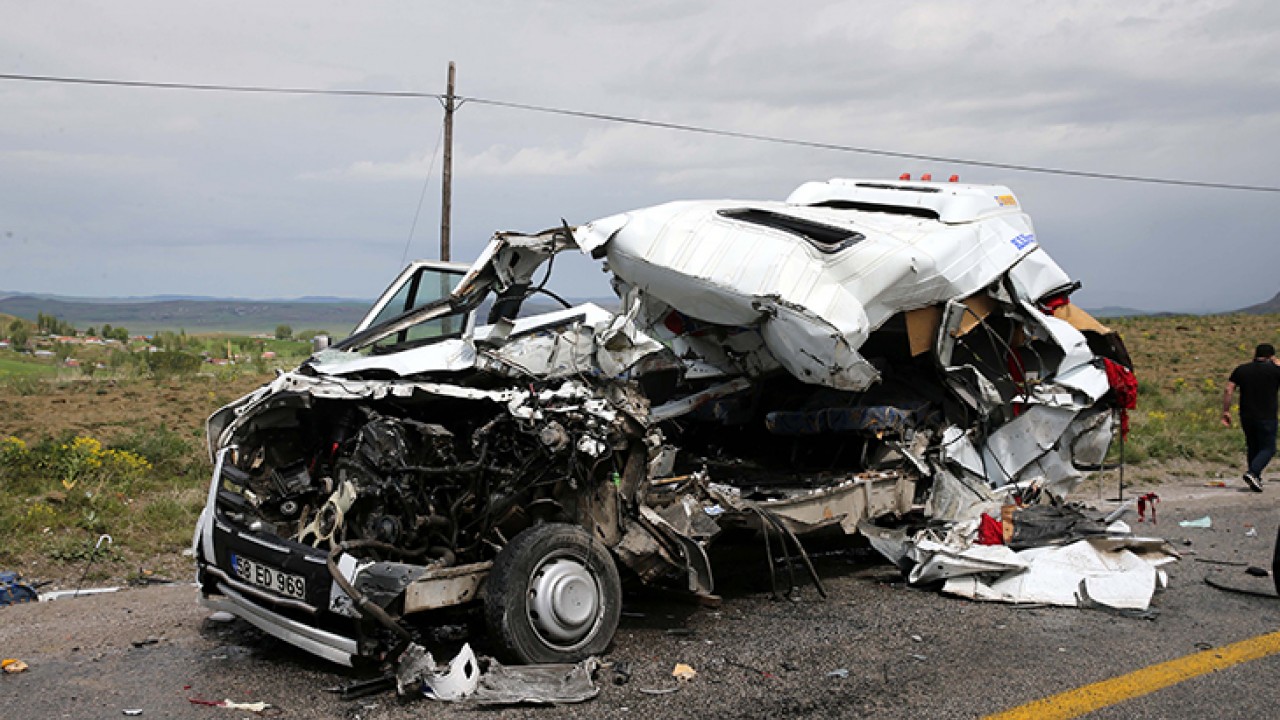 TIR ile yolcu minibüsünün çarpıştığı kazada 5 kişi öldü