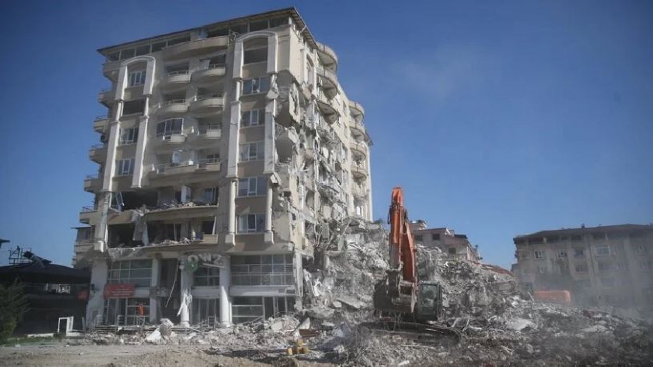 Kahramanmaraş’ta bina yıkım ve enkaz kaldırma çalışmaları sürüyor