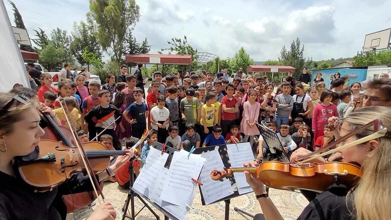 NEÜ Ekibinden Hatay’daki çocuklara müzikli moral