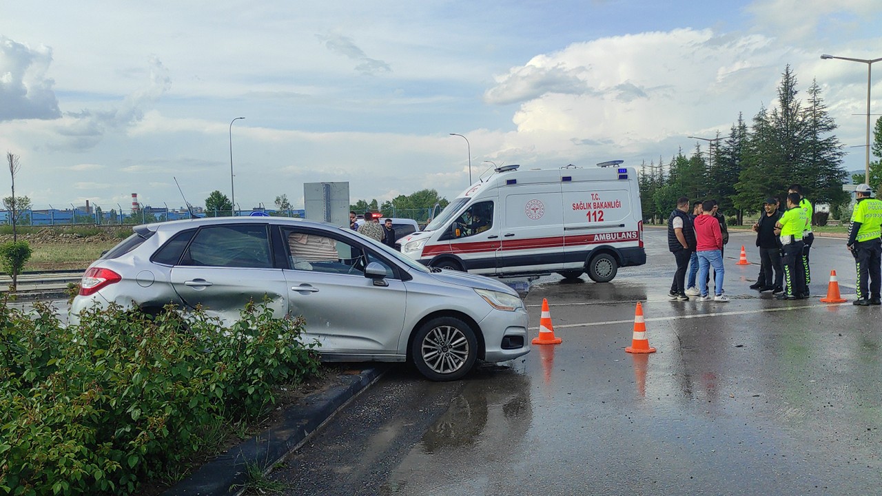 Konya’da otomobiller çarpıştı: 2 kişi yaralandı