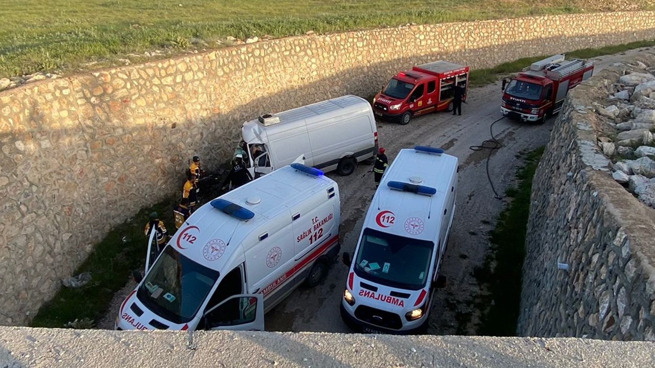 Konya'da yoldan çıkan minibüs duvara çarptı:1 kişi öldü, 1 kişi yaralandı 