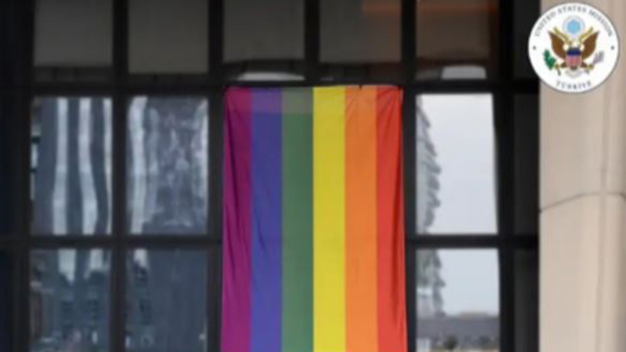 ABD Büyükelçiliği'ne LGBT bayrağı asılmasına Yeniden Refah'tan tepki