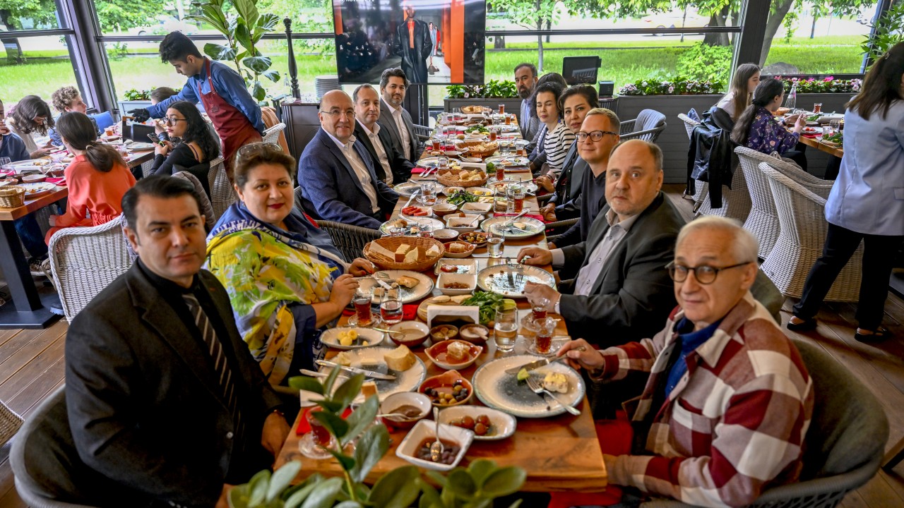 Rusya’da “Dünya Kahvaltı Günü” kapsamında Türk kahvaltısı tanıtıldı