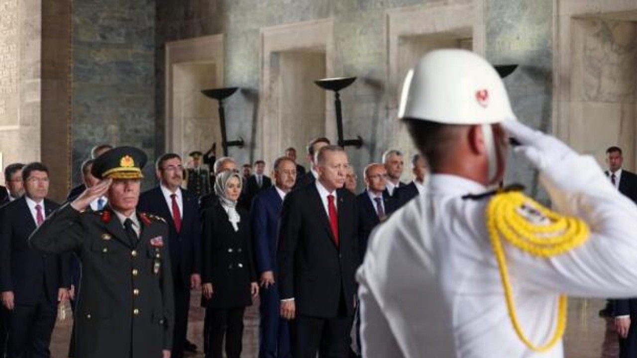 Cumhurbaşkanı Erdoğan, yeni kabine üyeleri ile Anıtkabir'i ziyaret etti