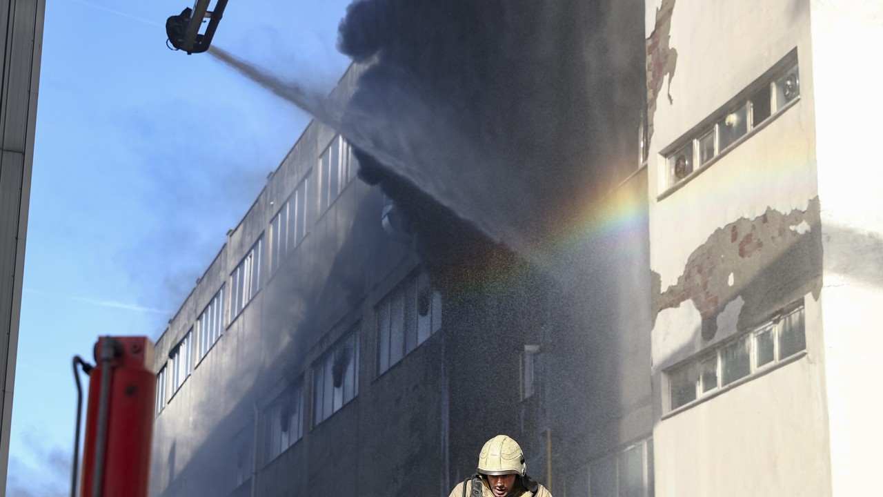 Fabrikada çıkan yangına itfaiye ekiplerince müdahale ediliyor