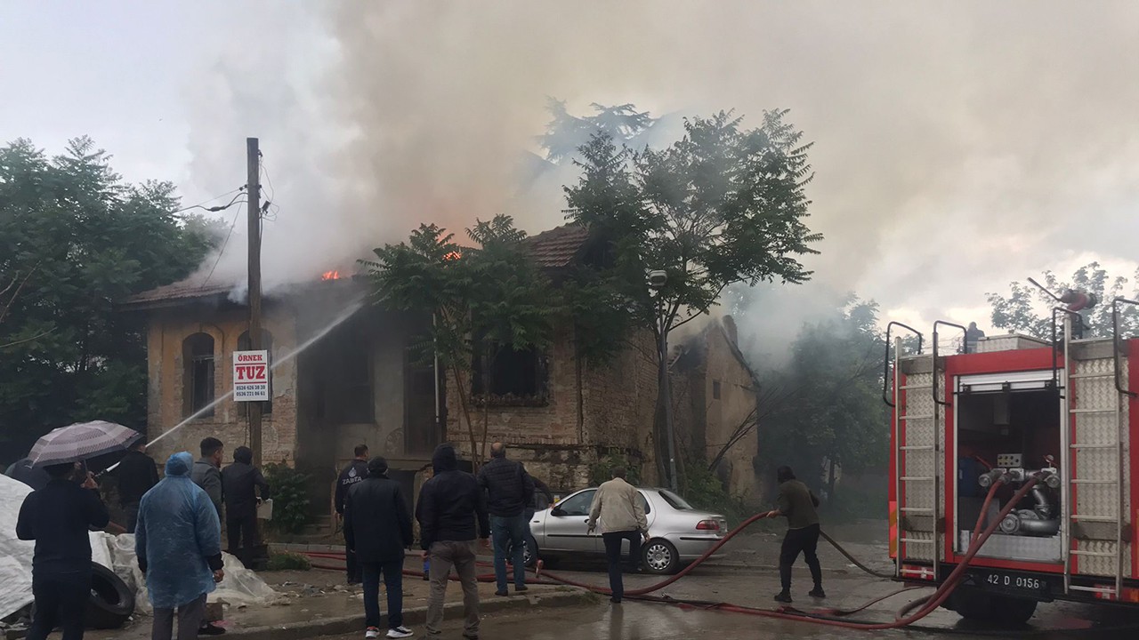 Konya’da şiddetli yağış sırasında yıldırım düşen evde yangın çıktı