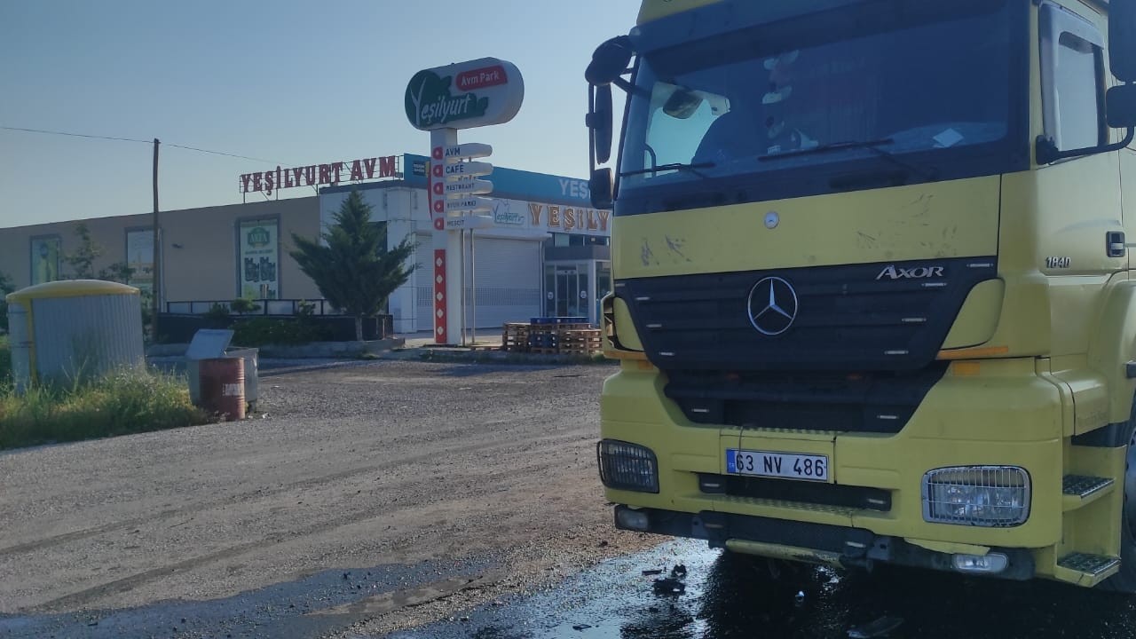 Konya’da hafif ticari araç park halindeki TIR’a çarptı! Sürücü hayatını kaybetti