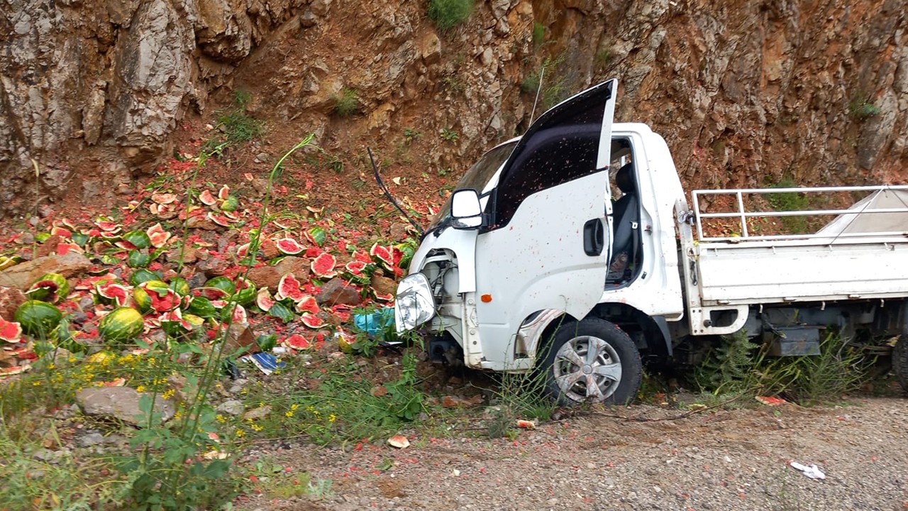 Konya’da kamyonet kayalıklara çarptı