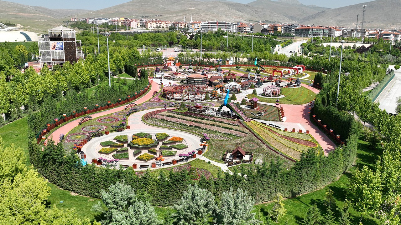 27 tür, 65 çeşit ve 400 bin çiçek bulunuyor! Konya'daki bu bahçe ziyaretçilerini bekliyor