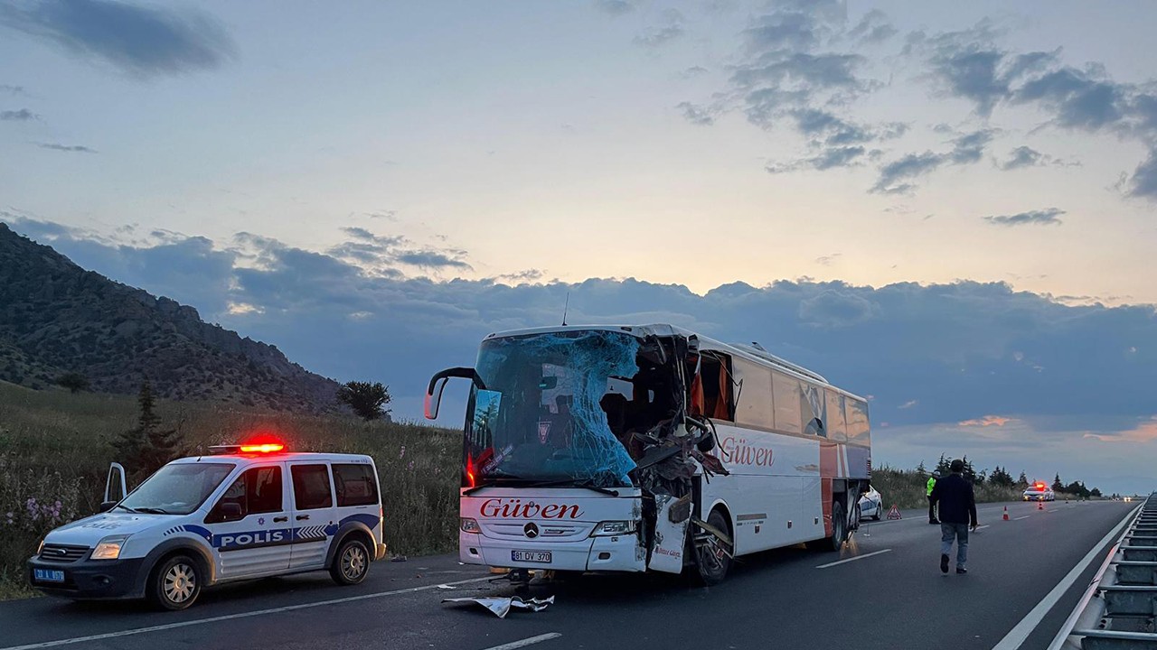 Ters şeritte ilerleyen TIR, yolcu otobüsüne çarptı: 2 ölü, 6 yaralı
