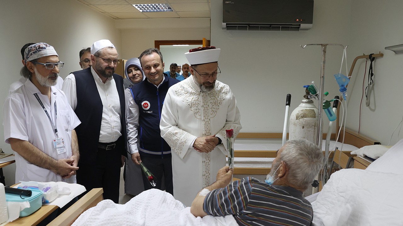 Kutsal topraklarda rahatsızlanan hacı adayları, Türk hekimlerince tedavi ediliyor