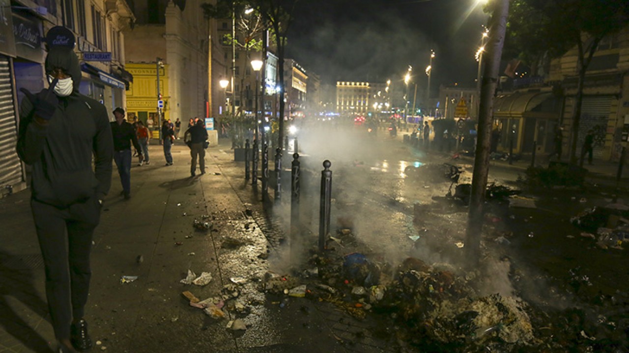 Fransa’da sokaklar polis kurşunuyla ölen genç için savaş alanına döndü