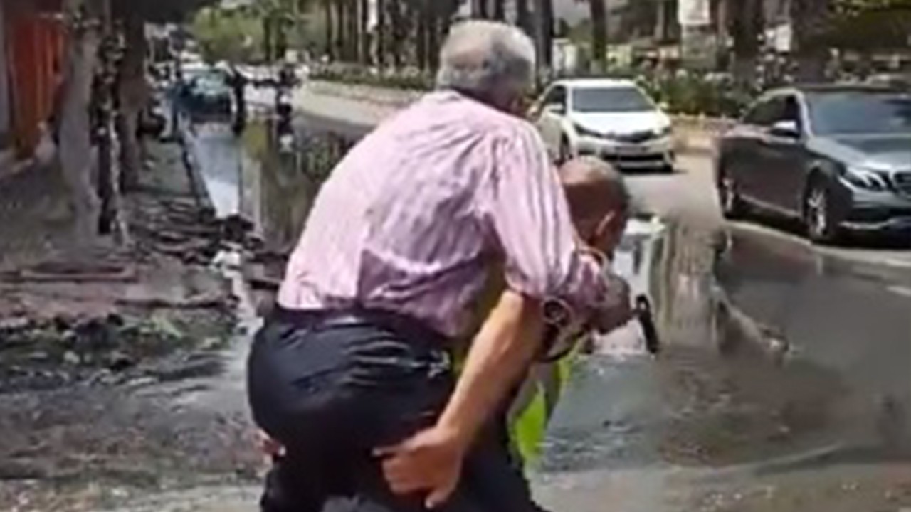 Su basan caddede depremzedeyi sırtında taşıyan polis: Görevimi yaptım