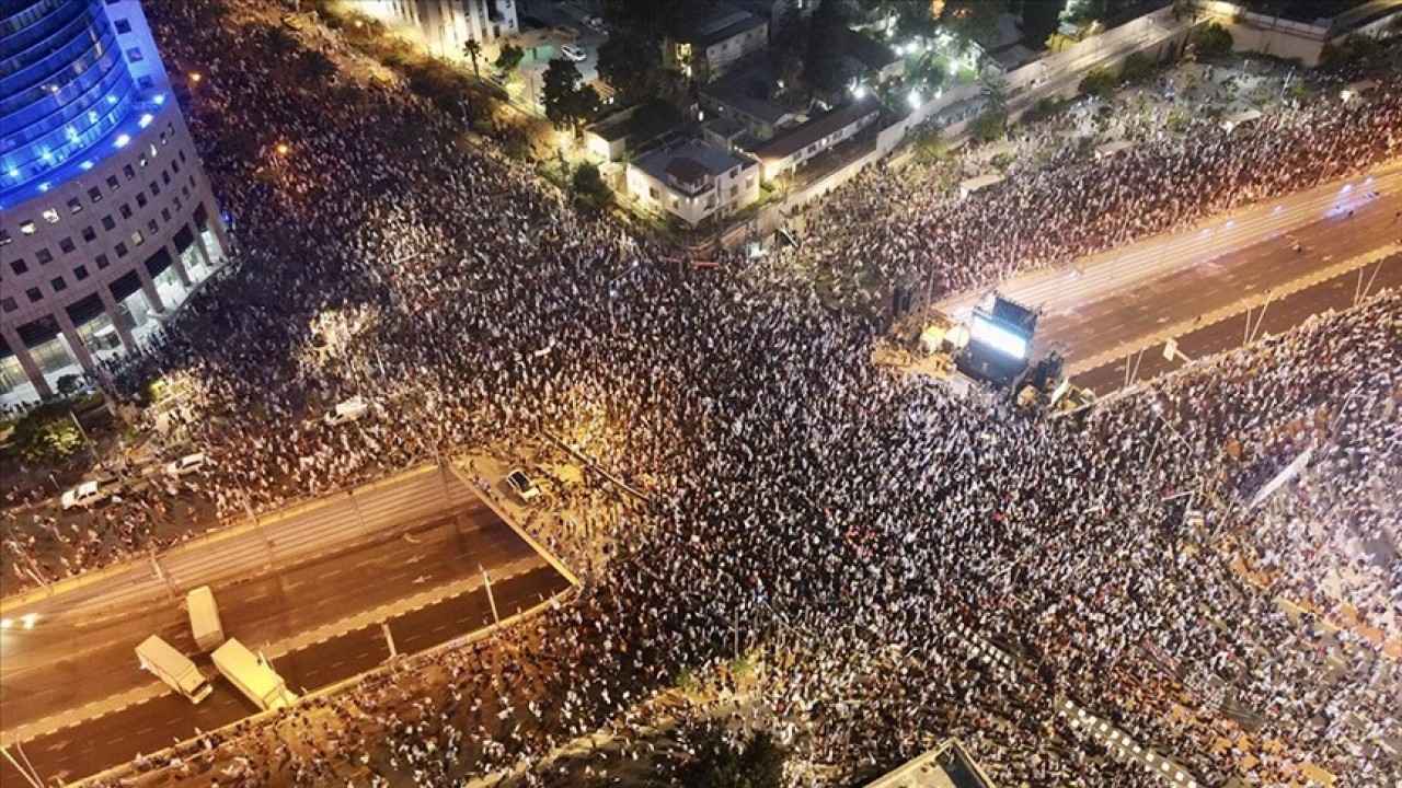 İsrail’de yüz binlerce kişi hükümetin yargı düzenlemesine karşı yine sokaklara indi