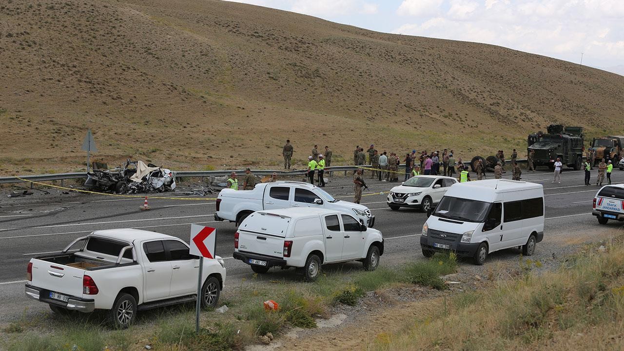 Askeri araçla otomobil çarpıştı: 1 asker şehit oldu, 12 asker yaralandı