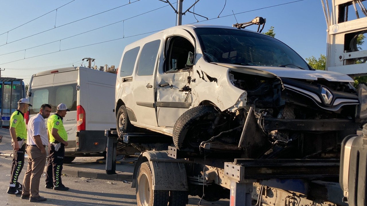 Konya’da iki araç kavşakta çarpıştı: 5 kişi yaralandı