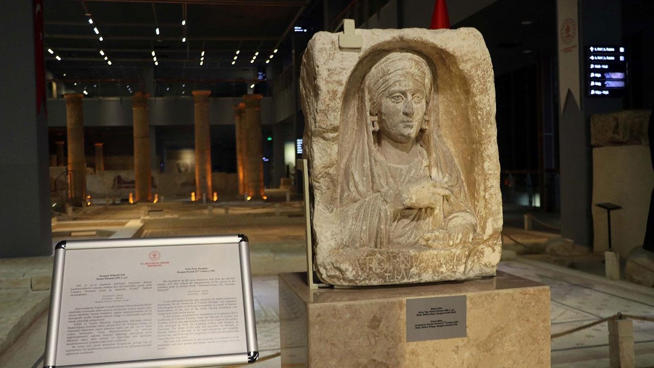 İtalya'ya kaçırılan 1800 yıllık Zeugma Mezar Steli Türkiye'ye iade edildi