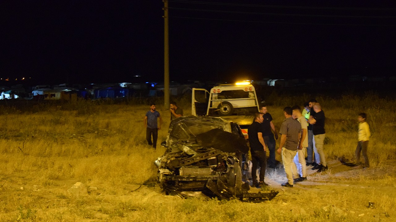 Konya'da bariyerlere çarpan otomobil şarampole devrildi