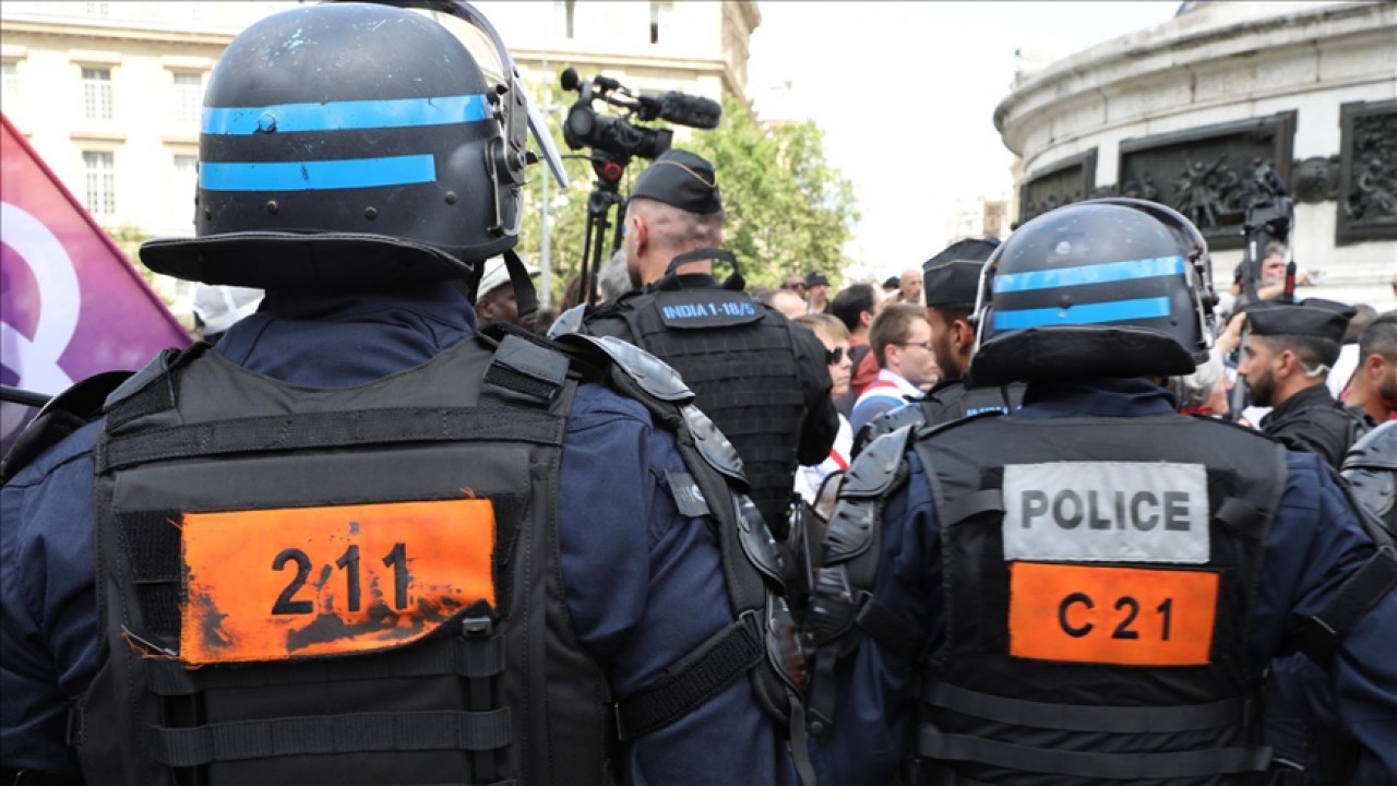 Fransa’da bir gence şiddet uyguladığı gerekçesiyle 7 polise gözaltı