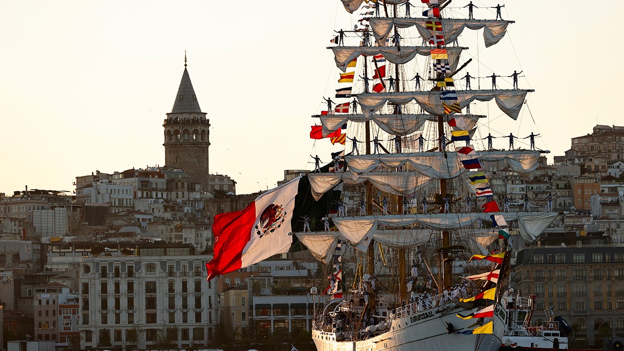 Meksika donanmasına ait yelkenli eğitim gemisi “Cuauhtemoc“, İstanbul Sarayburnu’na ulaştı