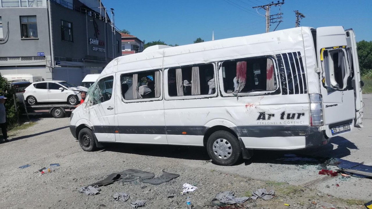 İşçi servis minibüsü ile otomobil çarpıştı: 19 yaralı