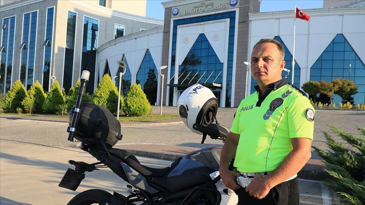 Motosikletli gence nasihatte bulunan trafik polisi, o anları anlattı