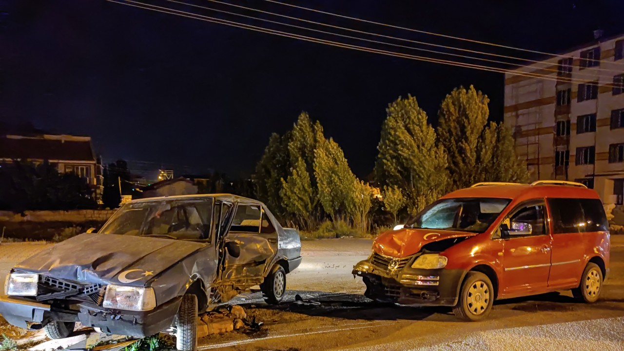 Konya’da hafif ticari araç ile otomobil çarpıştı:4 yaralı