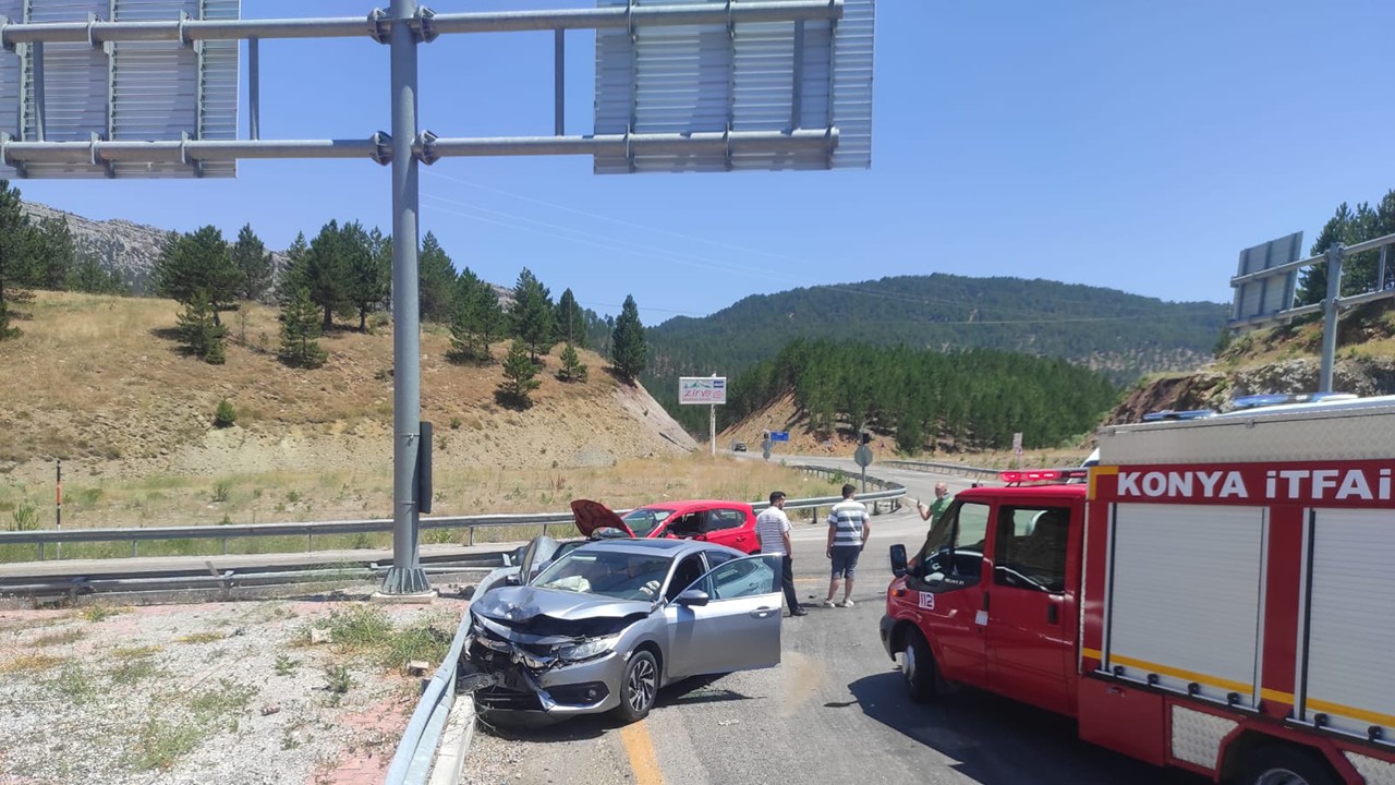 Konya’da iki otomobilin çarpışması sonucu 5 kişi yaralandı