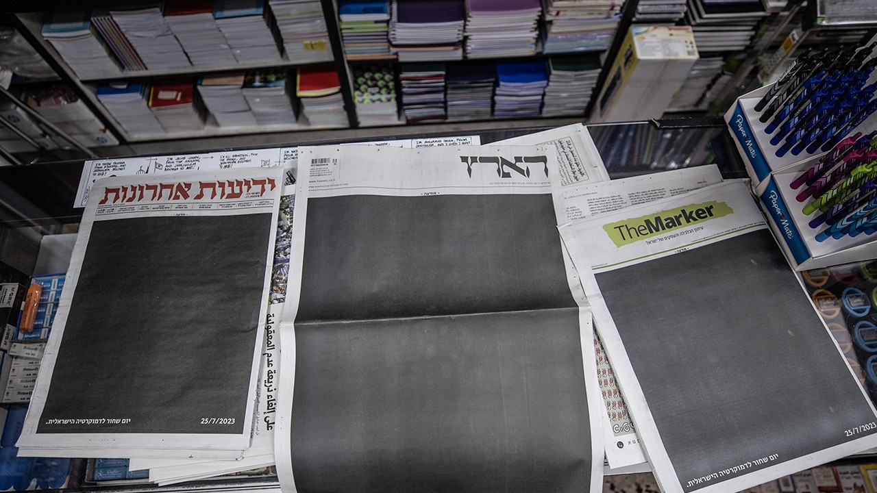 İsrail’de yargı düzenlemesinin onaylanmasının ardından bazı gazetelerin ilk sayfası siyah basıldı