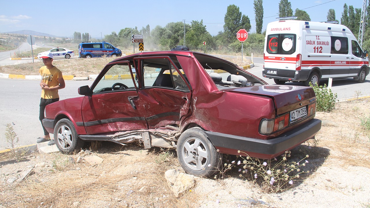 Konya’da iki otomobil çarpıştı:3 kişi yaralandı