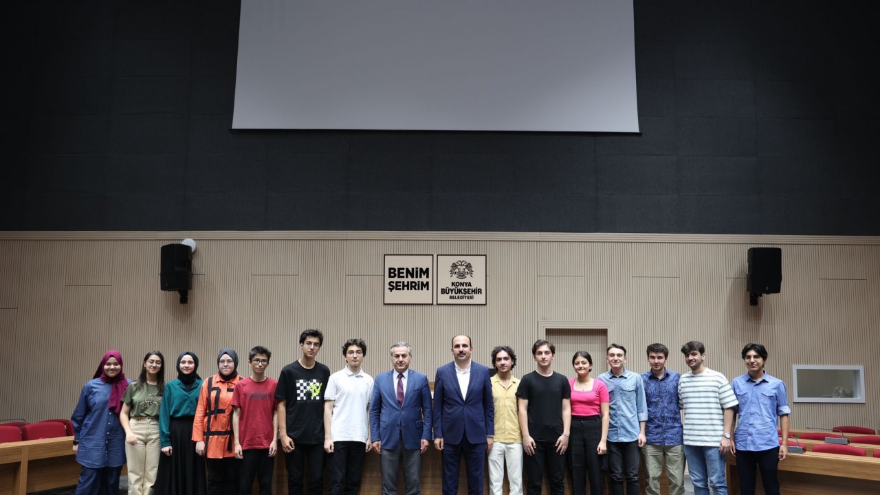 İl Milli Eğitim Müdürü Murat Yiğit ve Başkan Altay YKS’de ilk 100’e giren öğrenciler ile buluştu