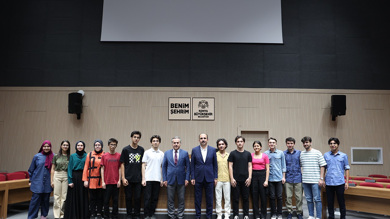 Başkan Altay YKS'de ilk 100'e giren Konyalı öğrencilerle bir araya geldi