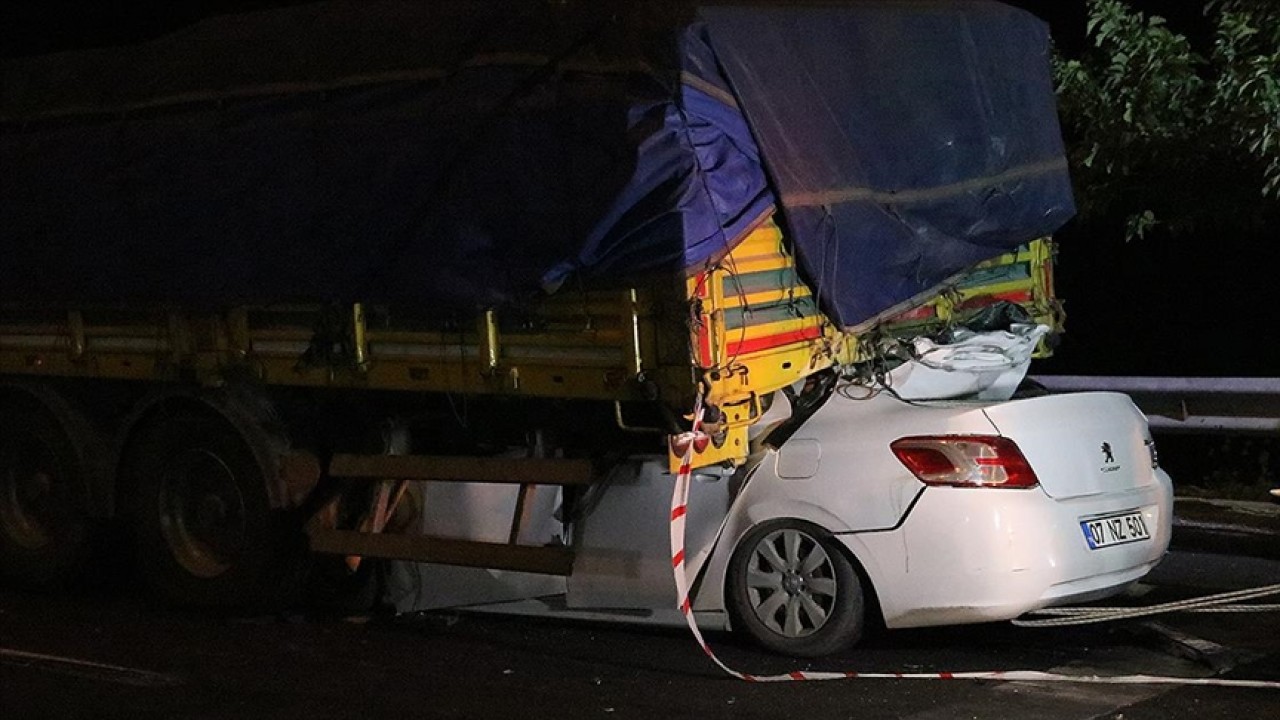 TIR’a çarpan otomobildeki 2 kişi hayatını kaybetti