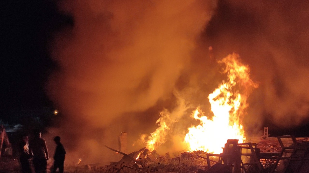 Konya'da kereste deposunda yangın: Kontrol altına alındı