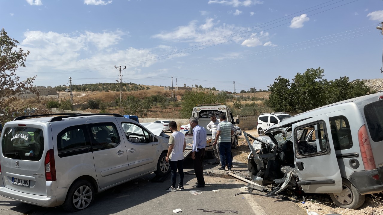 İki hafif ticari aracın çarpıştığı kazada 1 kişi öldü, 8 kişi yaralandı